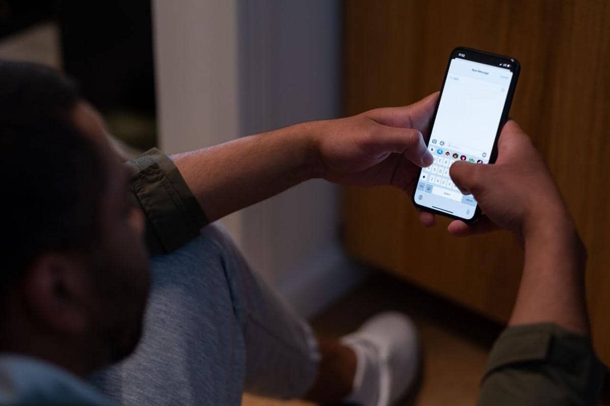 menggunakan smartphone
