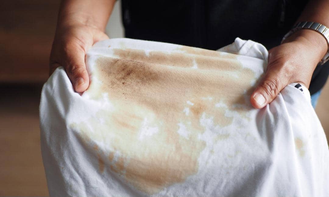 Baju Putih Kena Kopi? Coba 5 Trik Dapur Ini Biar Kinclong Lagi!