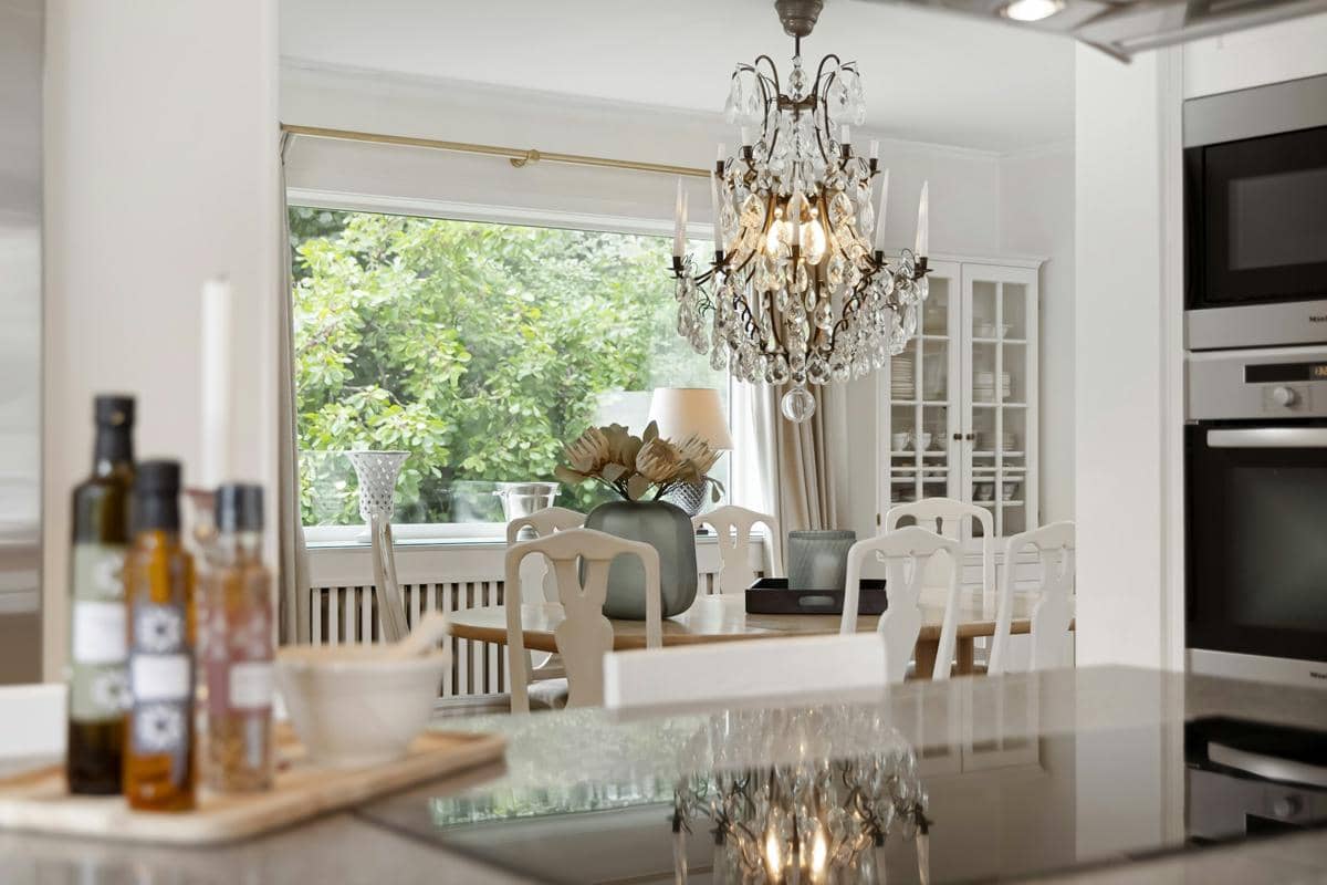 https://unsplash.com/id/foto/dapur-dengan-lampu-gantung-yang-tergantung-di-langit-langit-GUviADvOyIk
