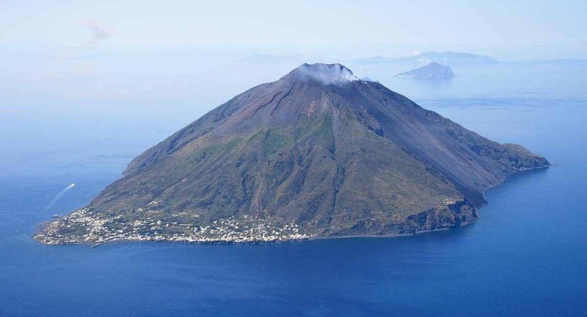 Gunung Stromboli, salah satu gunung berapi aktif di Aeolian Islands