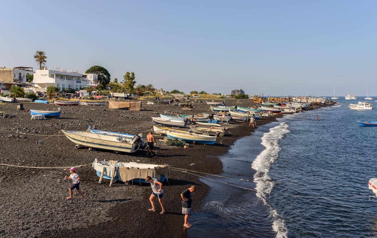 pantai pasir hitam menjadi salah satu ciri khas Aeolian Islands