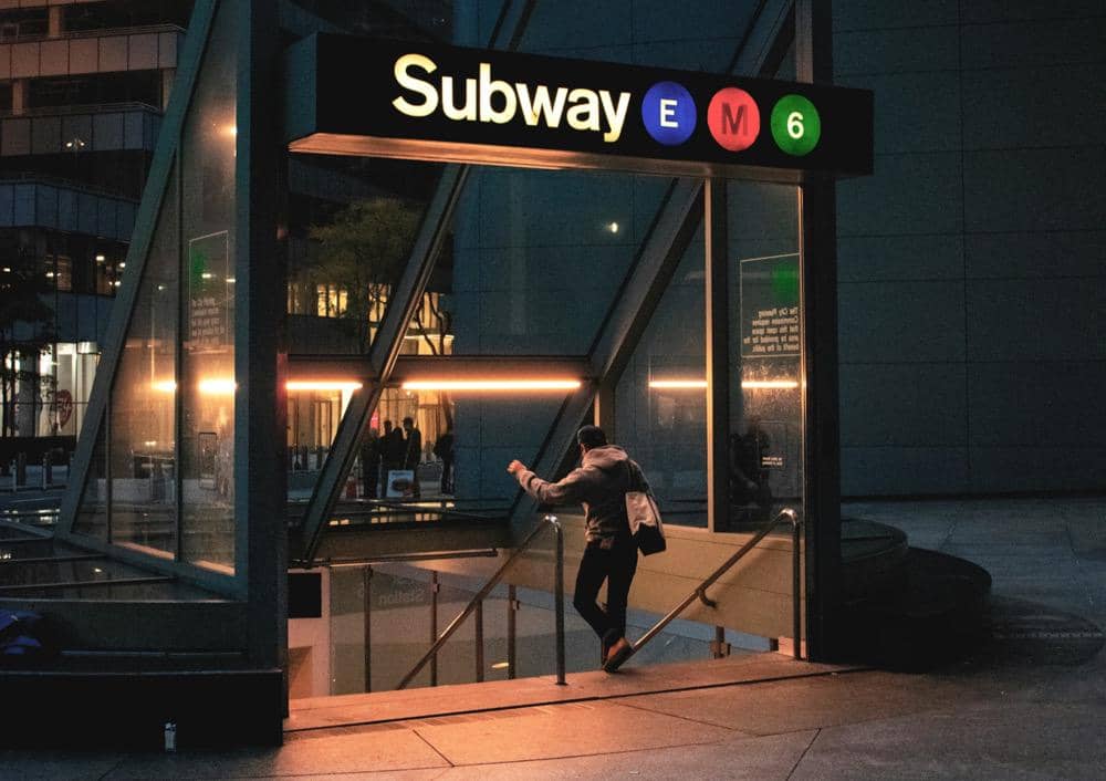 ilustrasi seorang perempuan berjalan ke stasiun subway