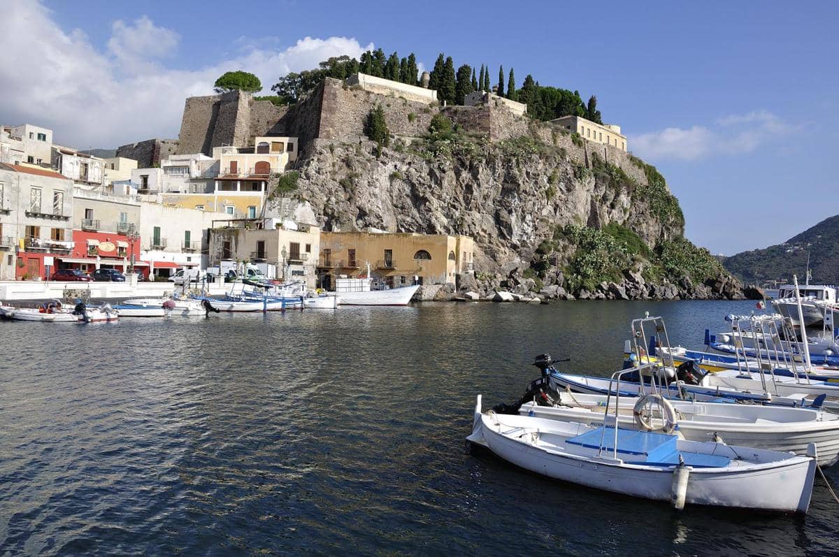 nama Aeolian Islands berasal dari dewa angin dalam mitologi Yunani