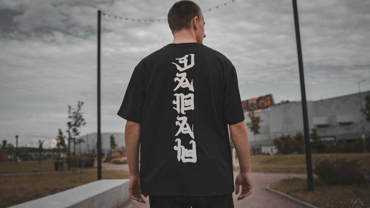 ilustrasi laki-laki memakai kaus oversized