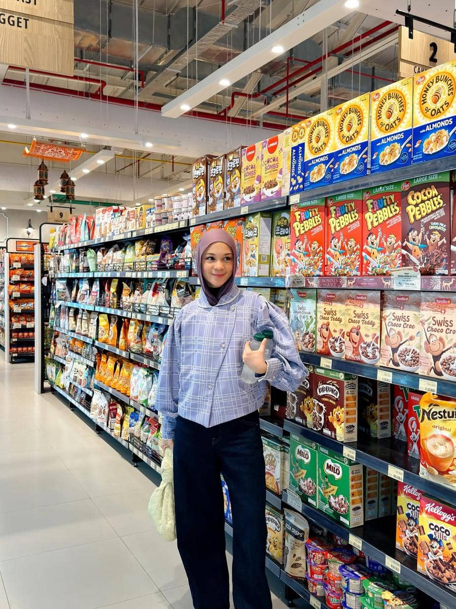 padu padan outfit kotak-kotak ala Tantri Namirah
