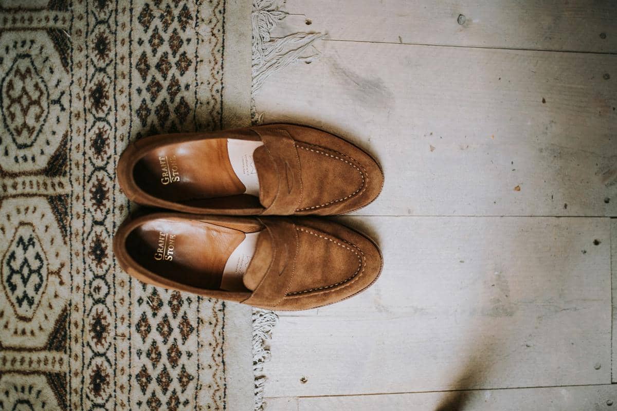 ilustrasi sepatu berbahan kulit suede