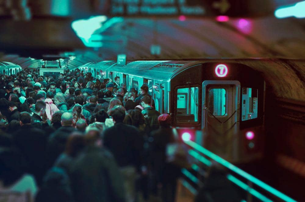 ilustrasi suasana stasiun subway yang penuh