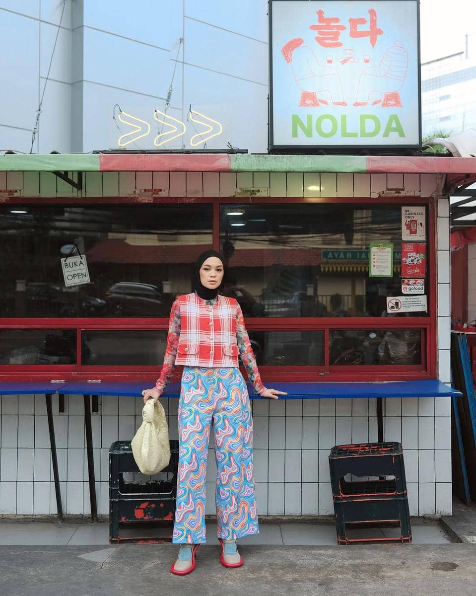 padu padan outfit kotak-kotak ala Tantri Namirah