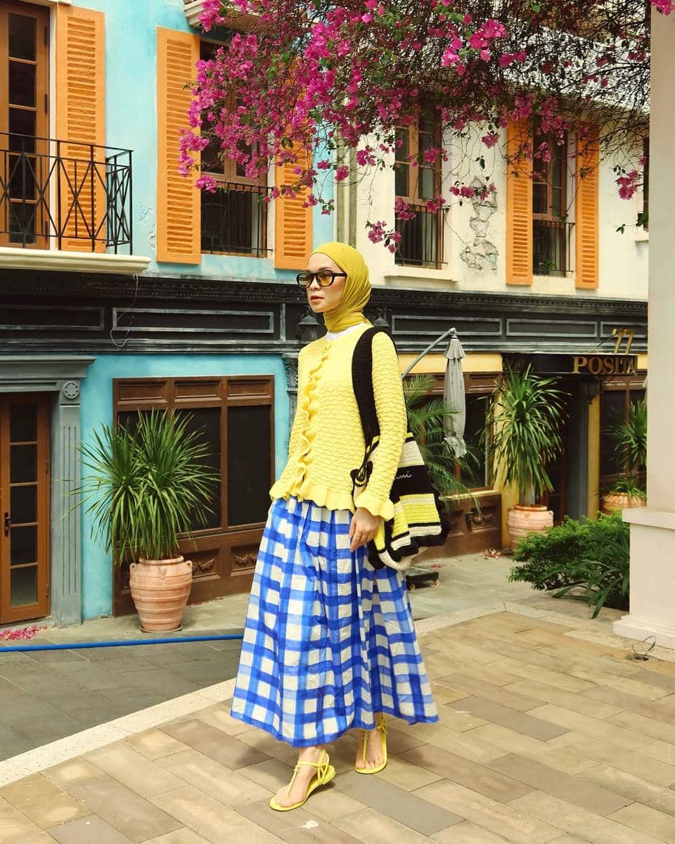 padu padan outfit kotak-kotak ala Tantri Namirah
