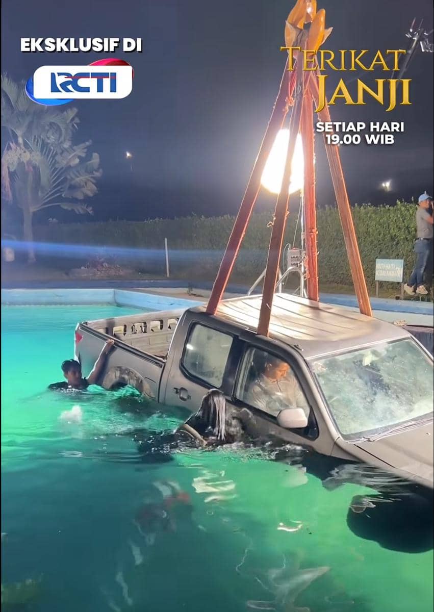 Adegan sinetron Terikat Janji menampilkan mobil pikap terendam air dengan beberapa kru dan pemeran berada di kolam saat proses syuting malam hari.