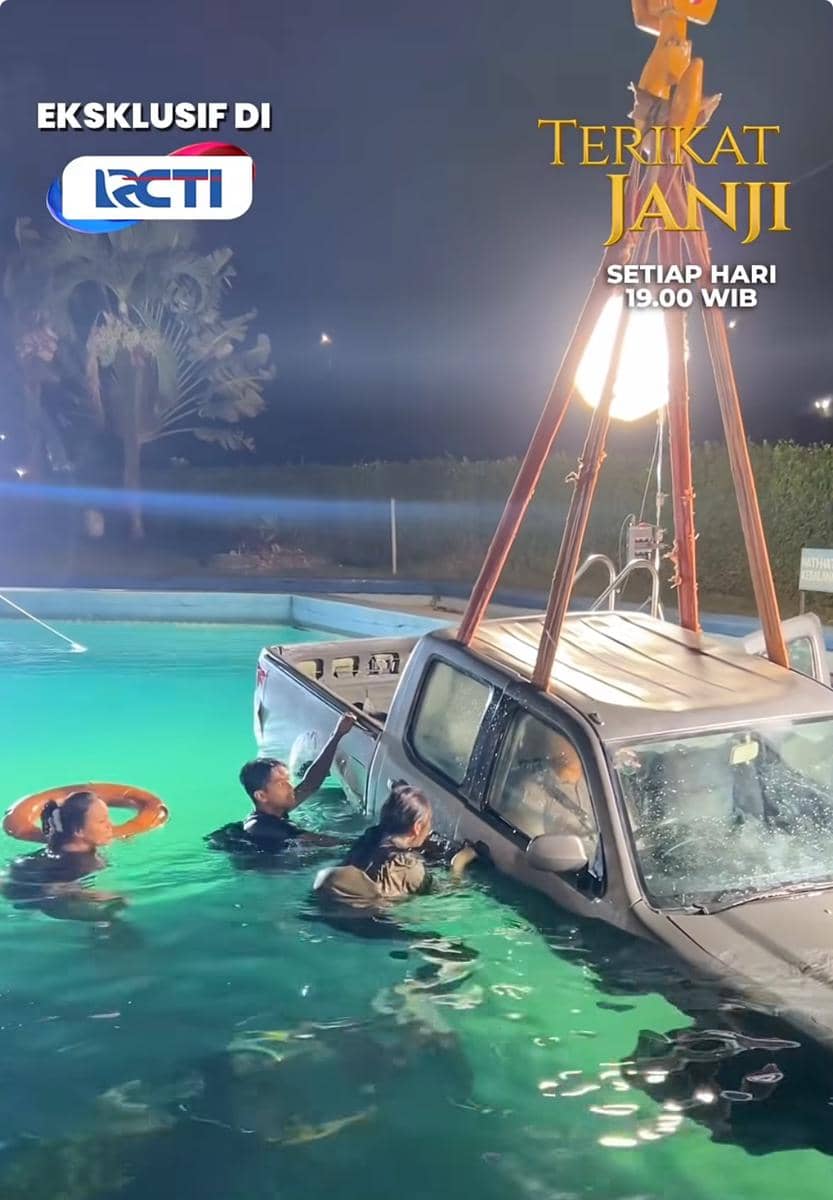 Beberapa kru dan pemain sinetron Terikat Janji sedang melakukan adegan mobil tenggelam di kolam air pada malam hari dengan pencahayaan terang.