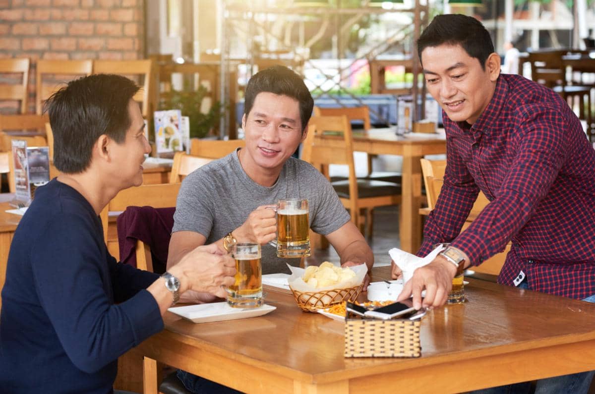 5 Zodiak Cowok yang Paling Social Butterfly, Cepat Akrab dengan Orang