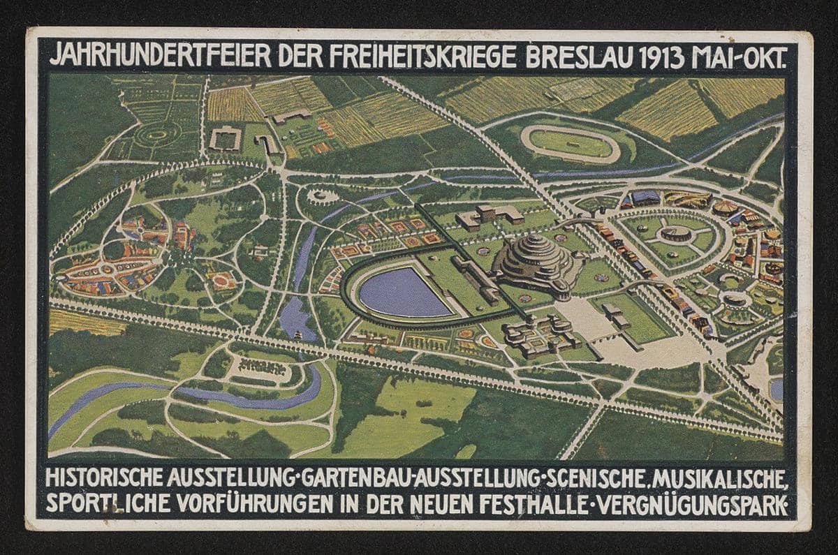 Kartu pos antik yang menggambarkan Gedung Peringatan Seratus Tahun (Jahrhunderthalle) dan area pameran di sekitarnya selama Pameran Peringatan Seratus Tahun Pertempuran Leipzig tahun 1913 di Breslau (sekarang Wrocław, Polandia).