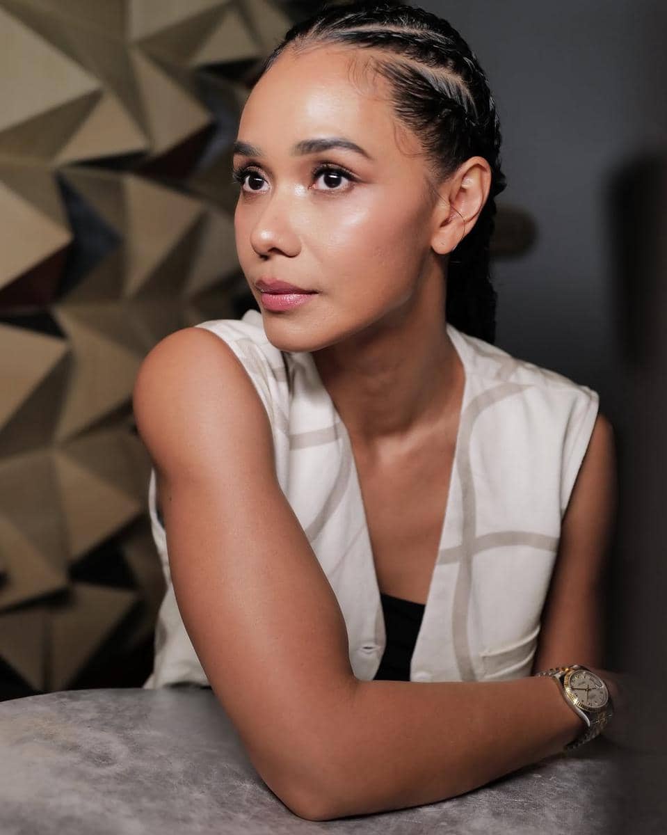 referensi gaya rambut panjang ala Adinia Wirasti