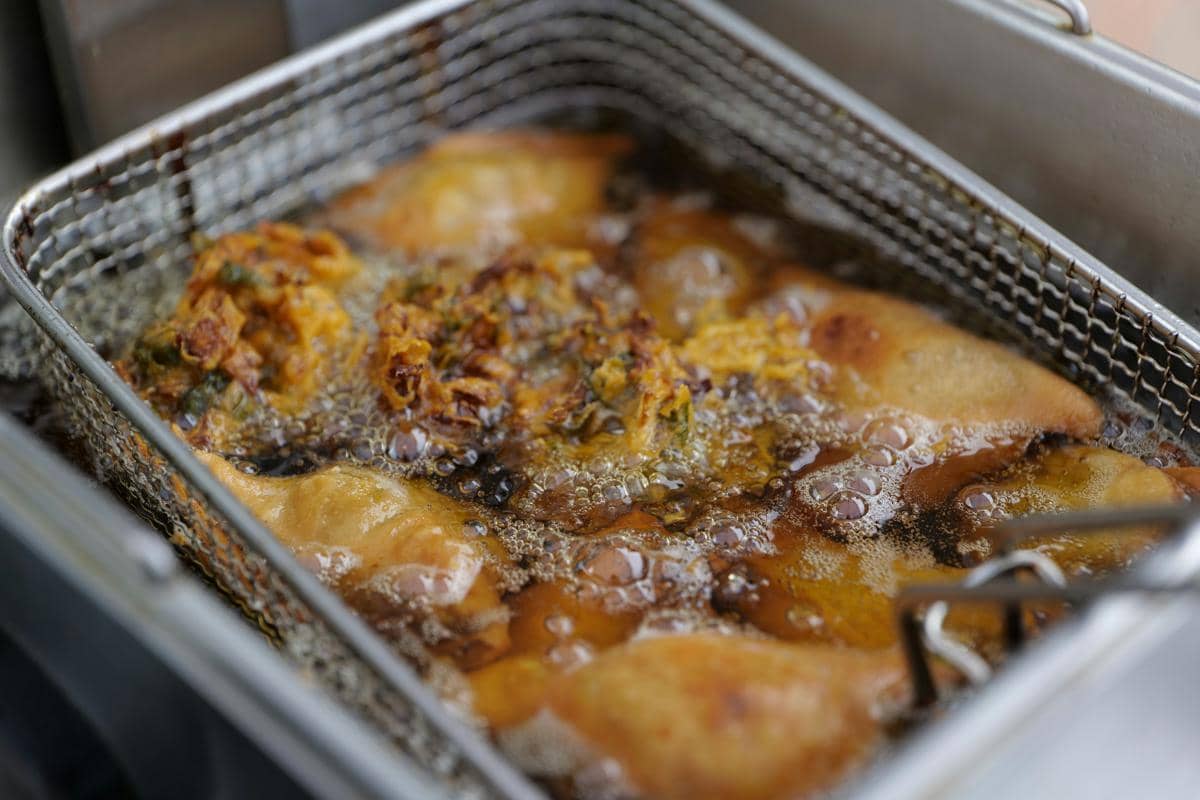 Potret menggoreng ayam