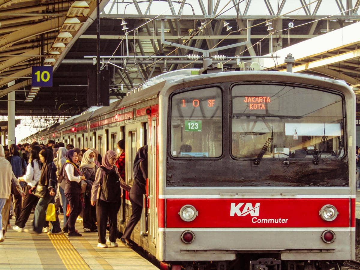 Suasana peron stasiun kereta yang dipadati oleh para pejuang komuter KRL Jabodetabek 