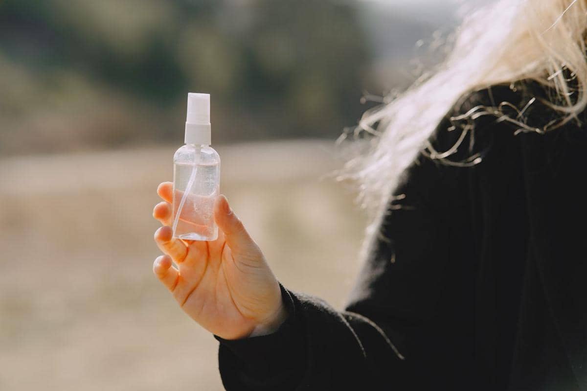 Ilustrasi memakai face mist