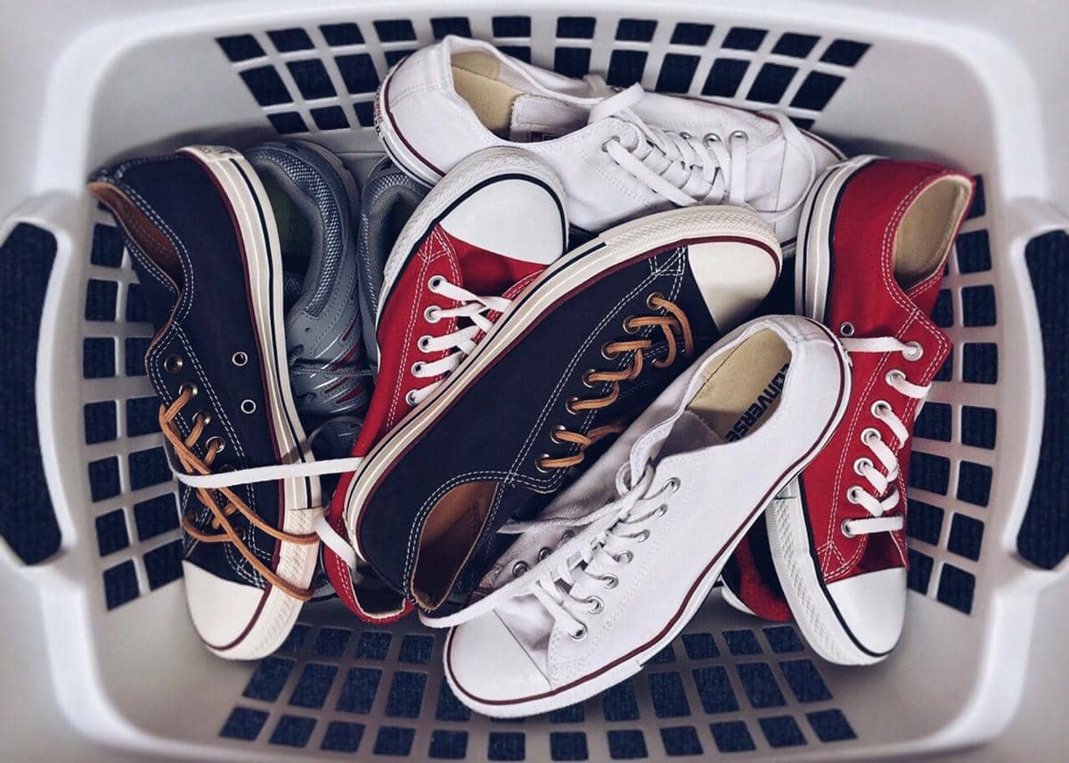 ilustrasi sepatu di keranjang