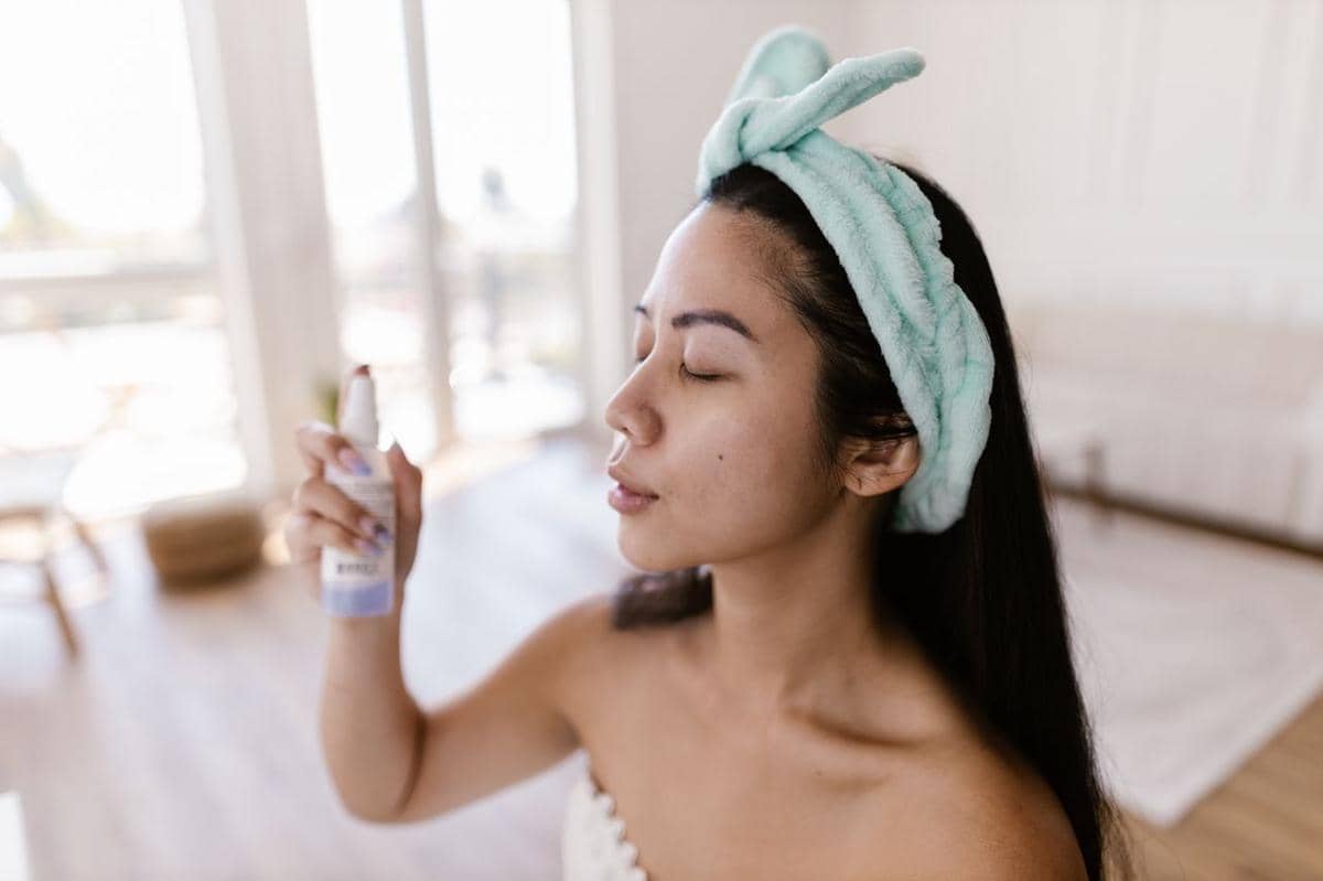 Ilustrasi memakai face mist 