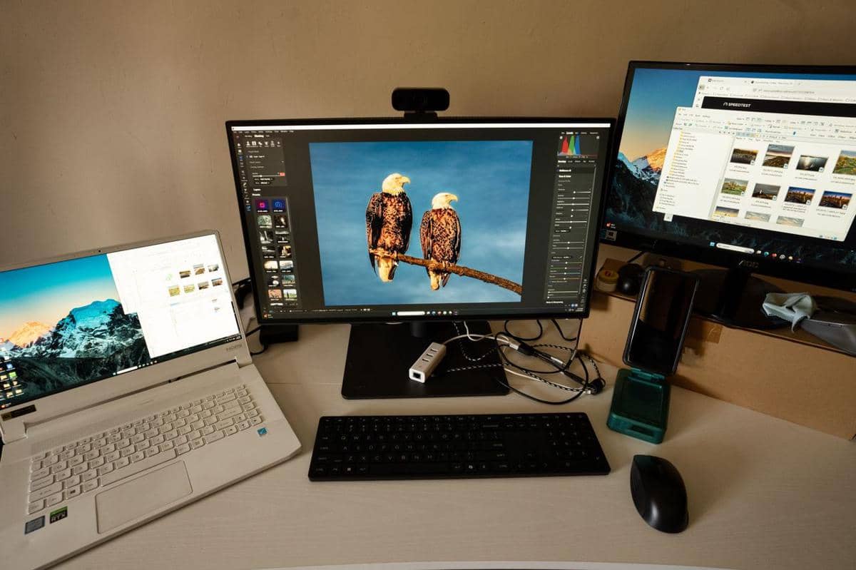 Ilustrasi komputer dan laptop