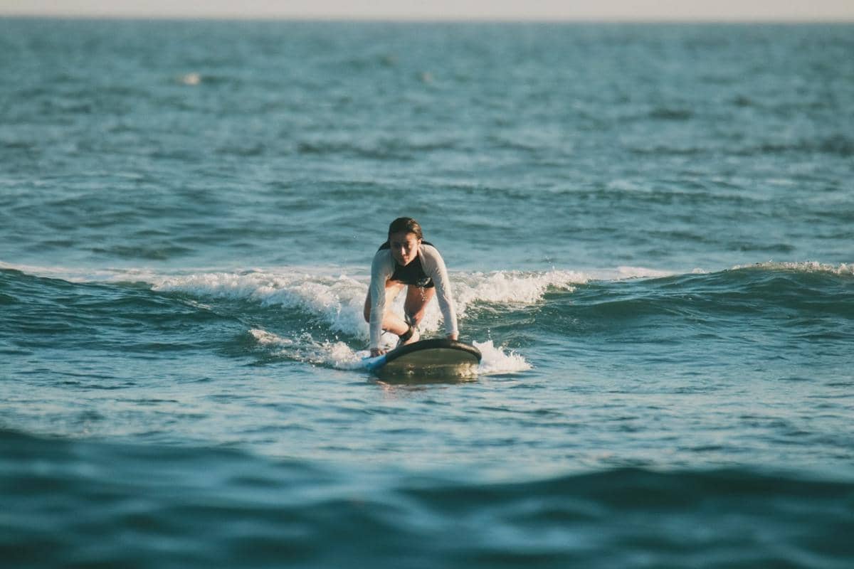 Karin Novilda belajar surving di Bali