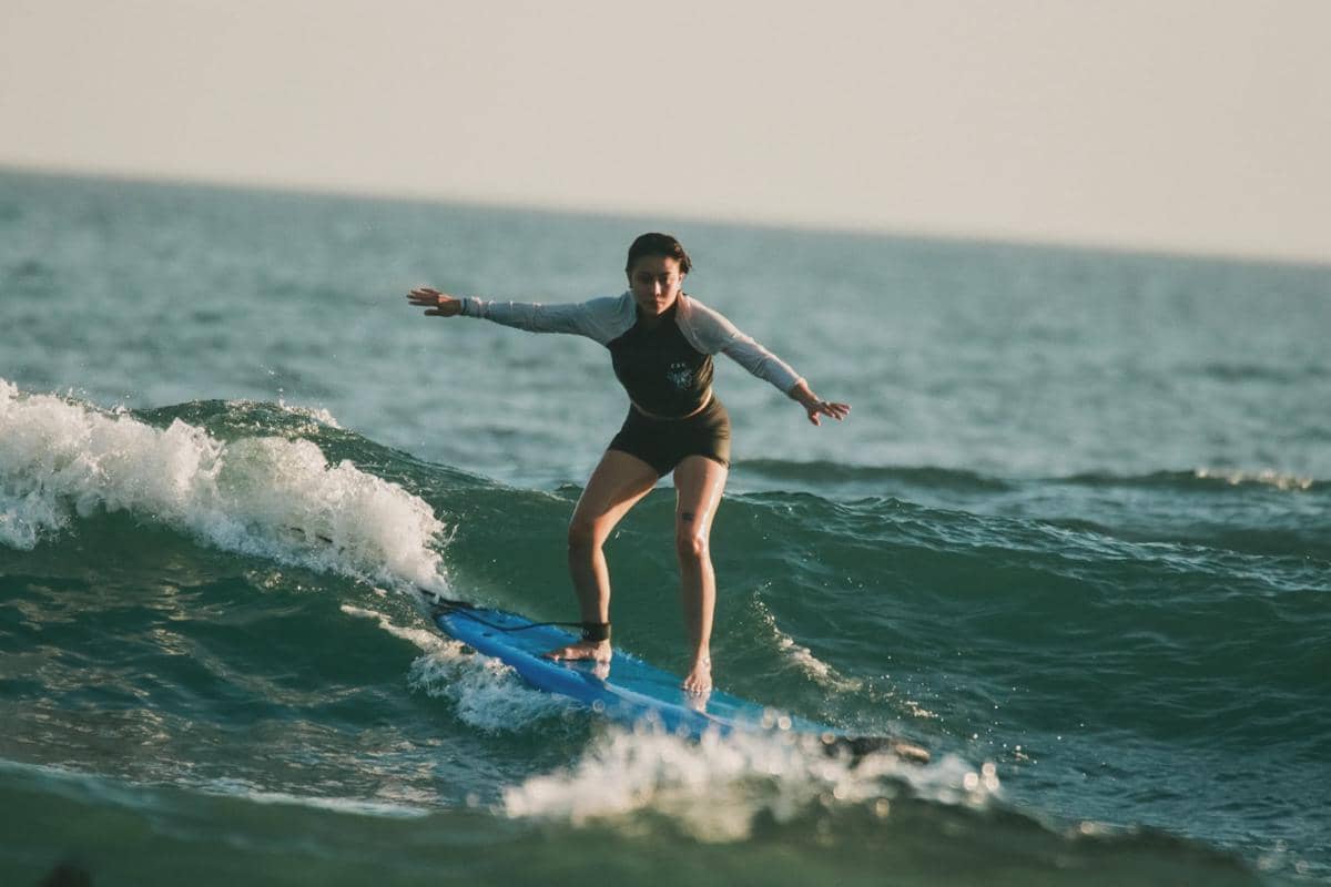 Karin Novilda belajar surving di Bali