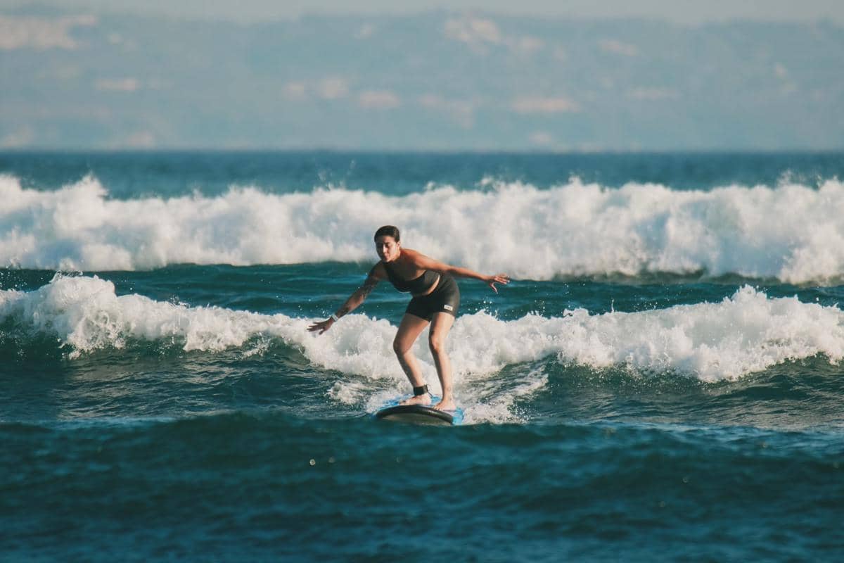 8 Potret Karin Novilda Belajar Surving di Bali, Ingin Cepat Bisa!