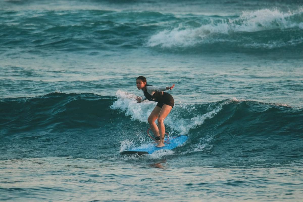 Karin Novilda belajar surving di Bali