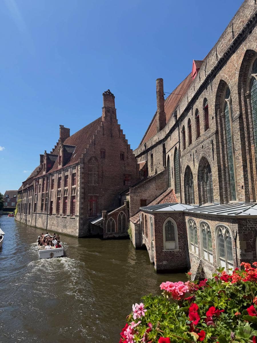 Tyna Dwi Jayanti jalan-jalan di Kota Bruges