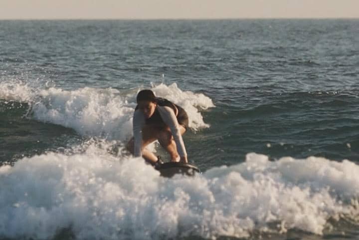 Karin Novilda belajar surving di Bali