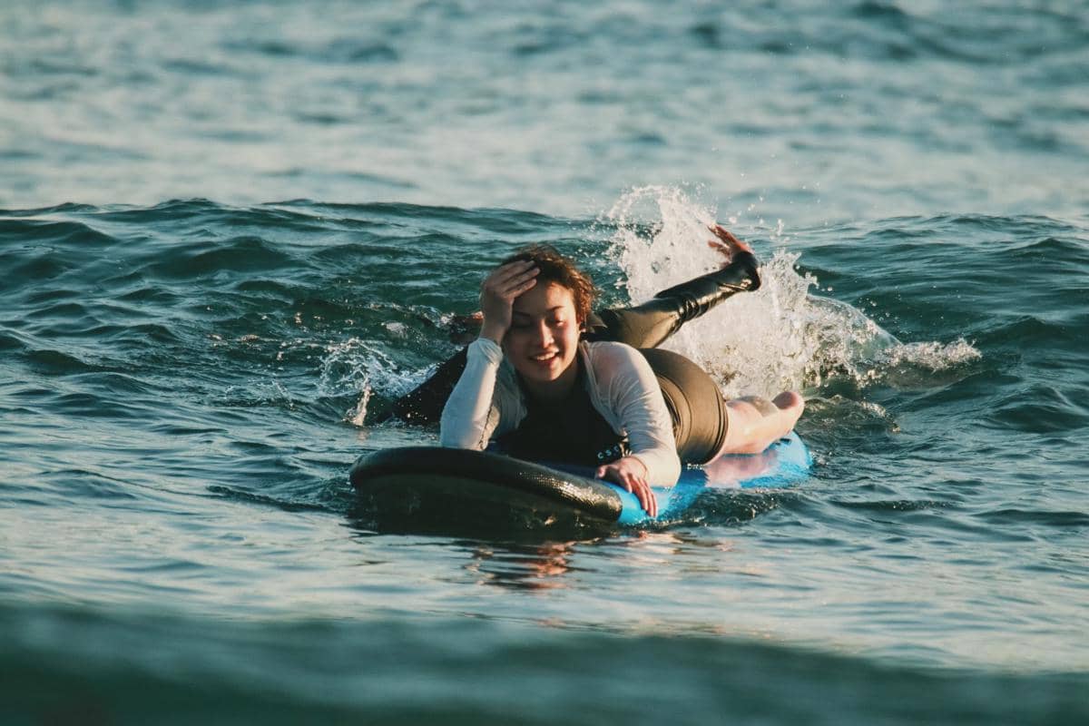 Karin Novilda belajar surving di Bali