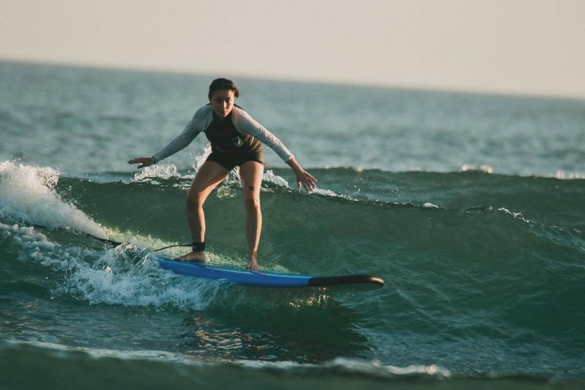 Karin Novilda belajar surving di Bali
