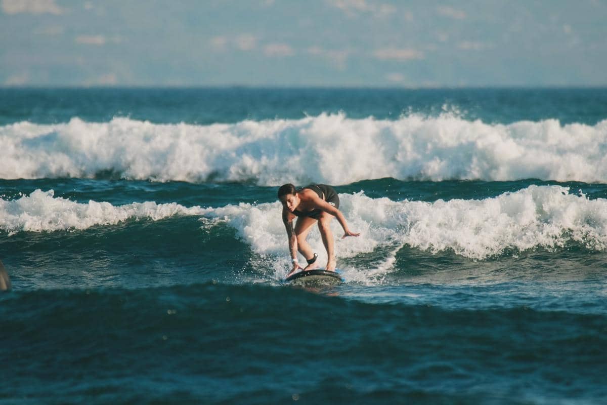 Karin Novilda belajar surving di Bali