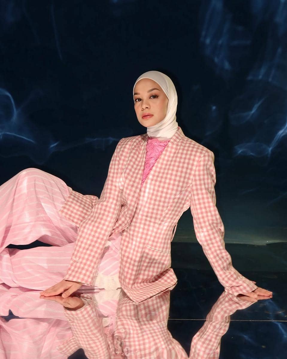 padu padan outfit kotak-kotak ala Tantri Namirah
