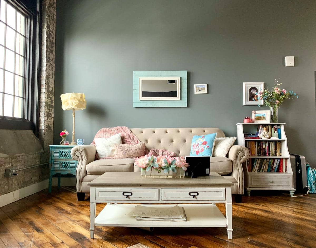 Ilustrasi desain interior eccentric aunt