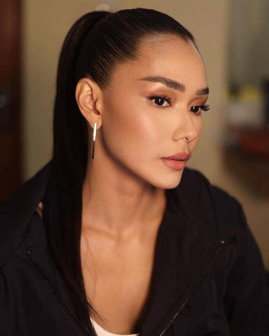 referensi gaya rambut panjang ala Adinia Wirasti