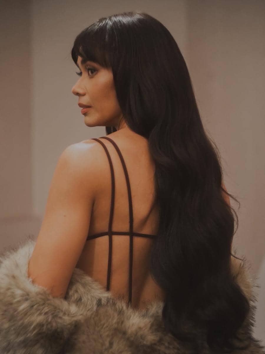 referensi gaya rambut panjang ala Adinia Wirasti