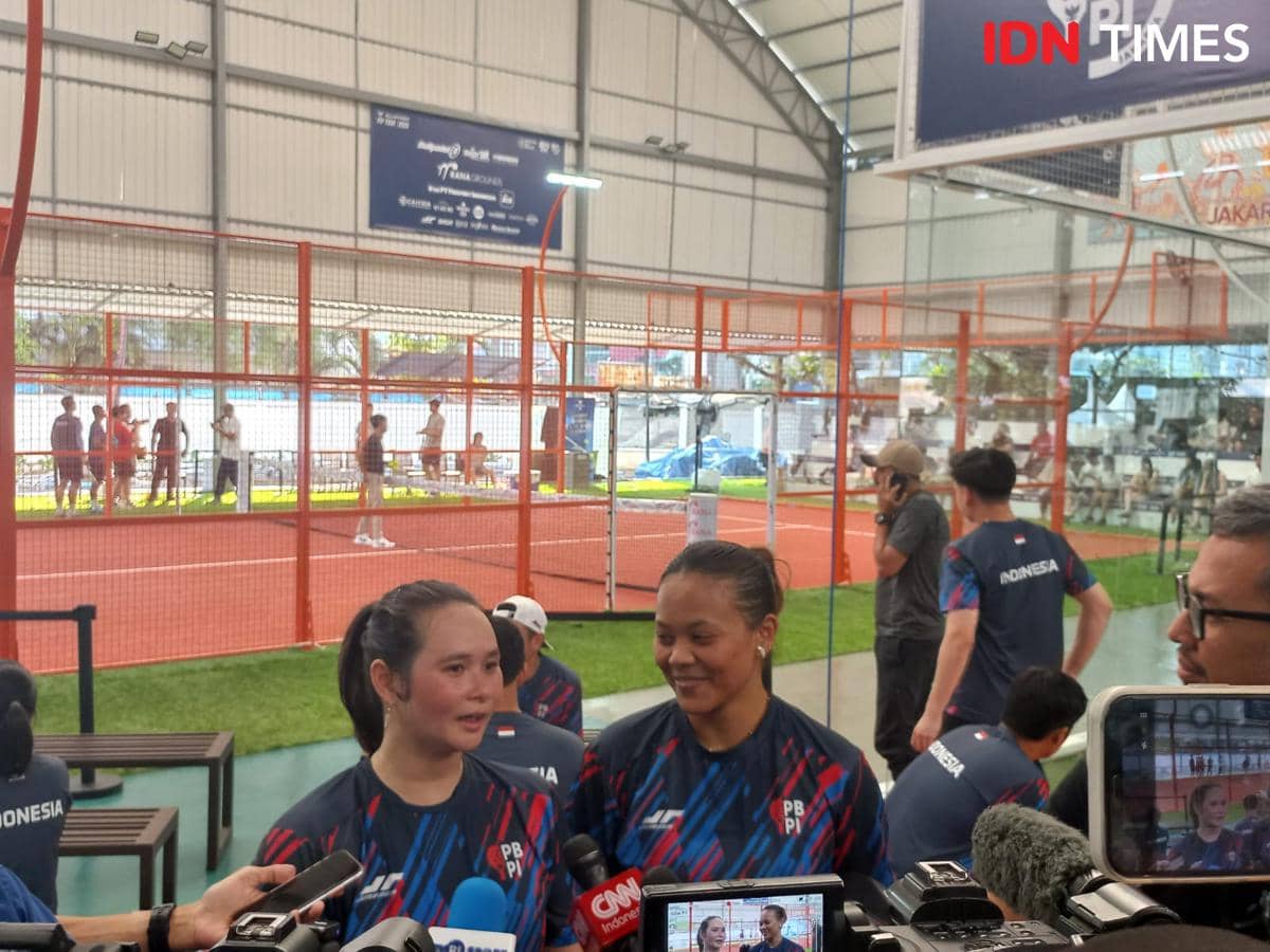 Pemain tim nasional padel Indonesia memberikan keterangan kepada media setelah laga uji coba melawan Kazakhstan di lapangan indoor.