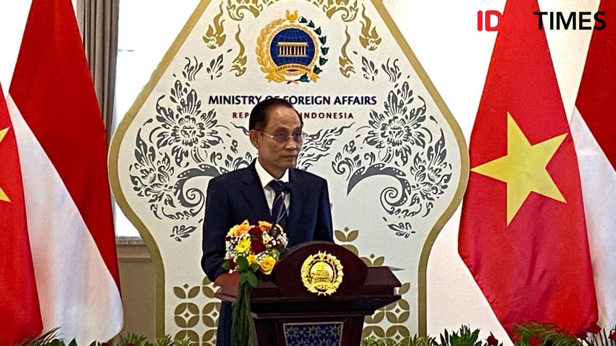 Menlu Vietnam Le Hoai Trung usai Pertemuan JCBC ke-7 Indonesia-Vietnam di Gedung Pancasila, Jakarta, Selasa (14/7/2026).