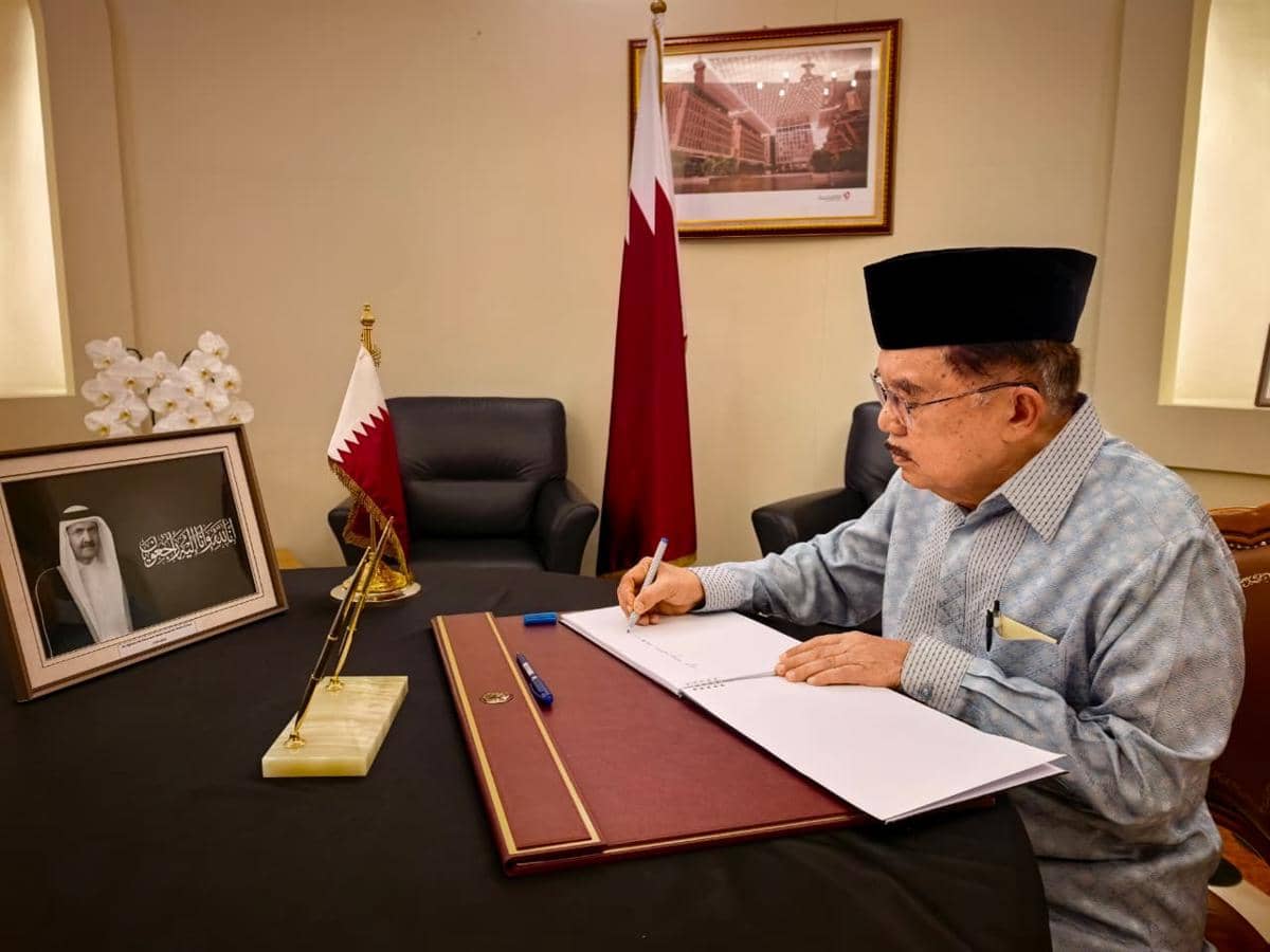 Jusuf Kalla sampaikan duka cita atas Wafatnya Amir Qatar Sheikh Hamad bin Khalifa Al Thani di Kantor Perwakilan Kedutaan Besar Qatar.