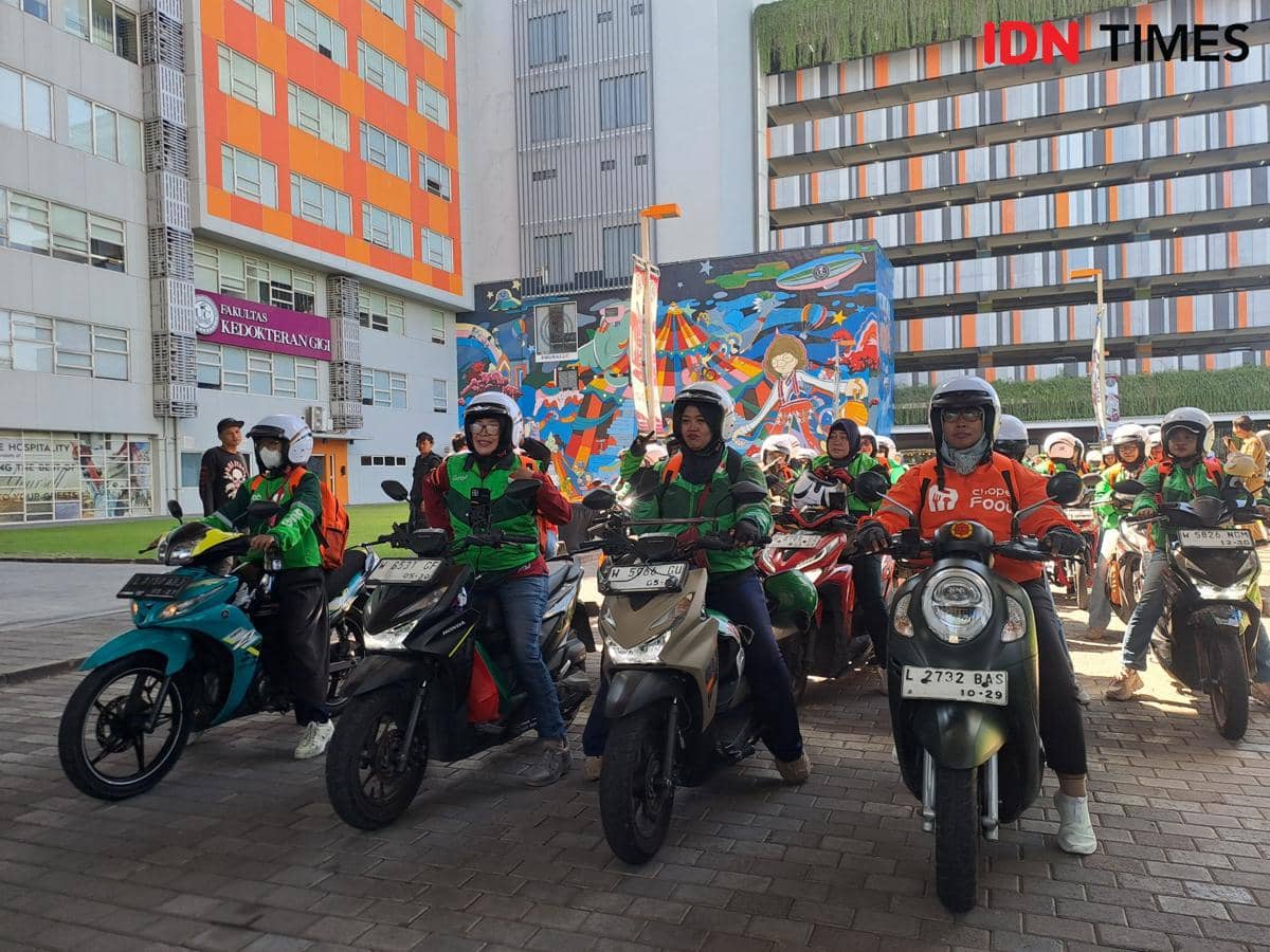 Mereka Mengantar Penumpang, Lalu Pulang Mengurus Rumah