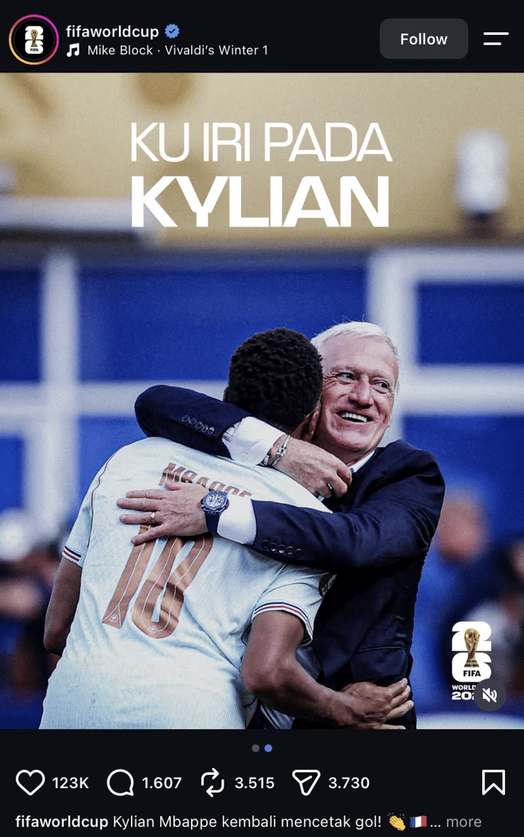 Seorang pemain sepak bola dengan jersey bertuliskan Mbappe memeluk pelatihnya dengan ekspresi bahagia di lapangan.