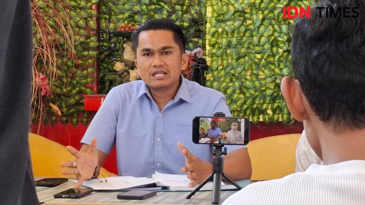 Kuasa hukum korban dugaan penipuan umrah subsidi di Sulsel saat konferensi pers di Makassar, Selasa (14/7/2026). IDN Times/Darsil Yahya