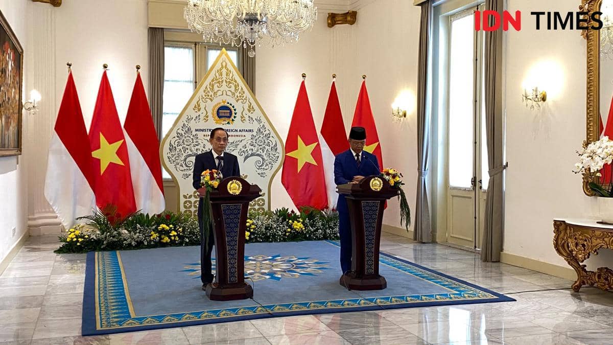 Menlu Sugiono menerima Menlu Vietnam Le Hoai Trung dalam Pertemuan JCBC ke-7 Indonesia-Vietnam di Gedung Pancasila, Jakarta.