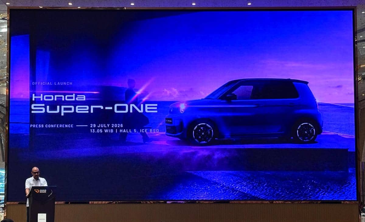 Layar besar menampilkan peluncuran Honda Super-ONE dengan gambar mobil kompak berwarna biru dan jadwal konferensi pers di ICE BSD.