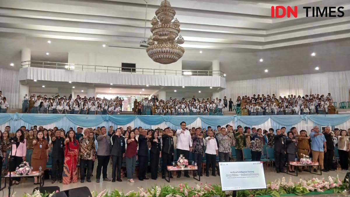 Peserta dan panitia berfoto bersama dalam pelatihan kecerdasan buatan di Kantor Gubernur Sulawesi Utara, Kota Manado.