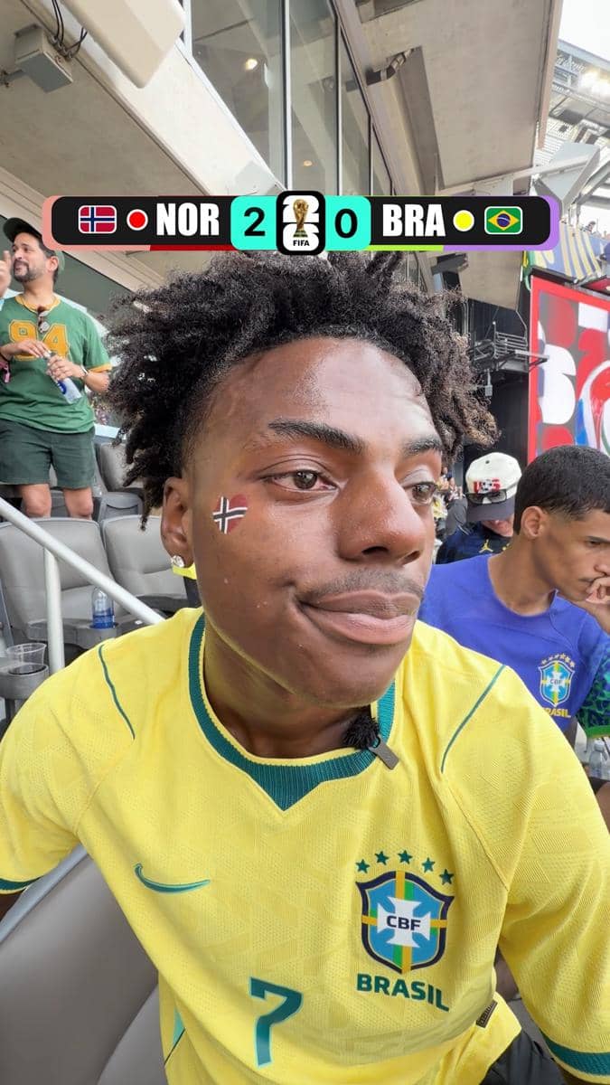 Seorang penonton mengenakan jersey tim nasional Brasil dengan wajah bertato bendera Norwegia saat menyaksikan pertandingan Piala Dunia 2026.
