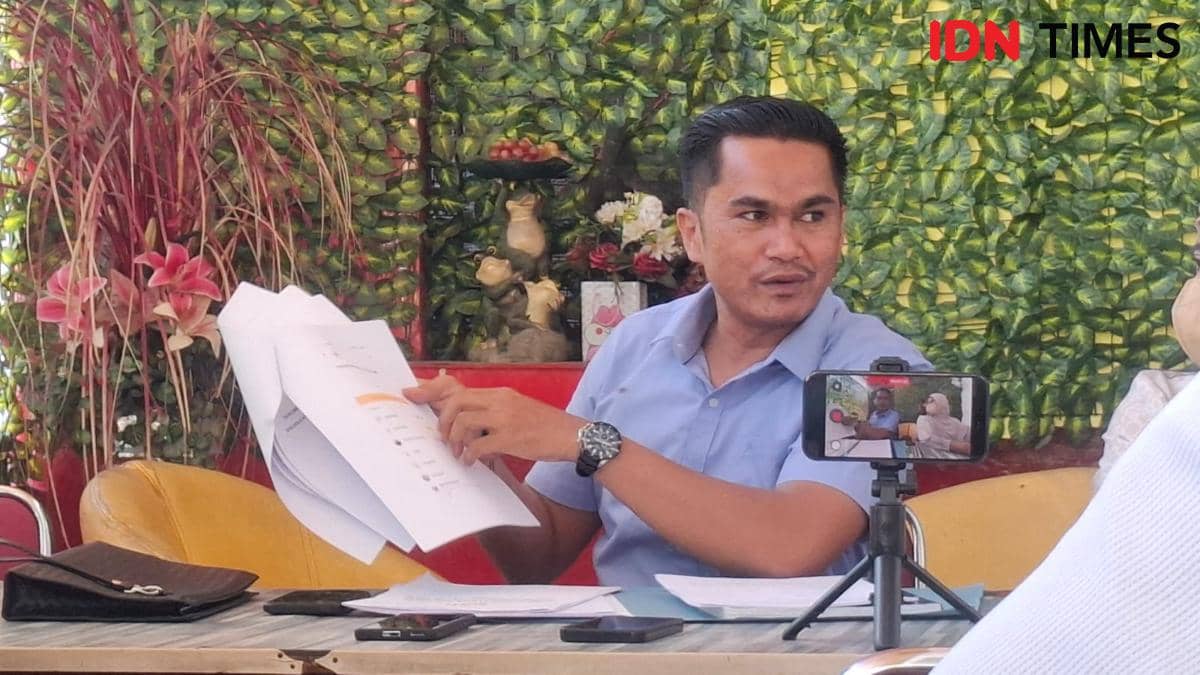 Kuasa hukum korban dugaan penipuan umrah subsidi di Sulsel saat konferensi pers di Makassar, Selasa (14/7/2026). IDN Times/Darsil Yahya