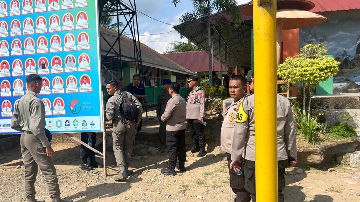 Personel Polri melakukan pengamanan di MAN 3 Padang (Foto: Istimewa)