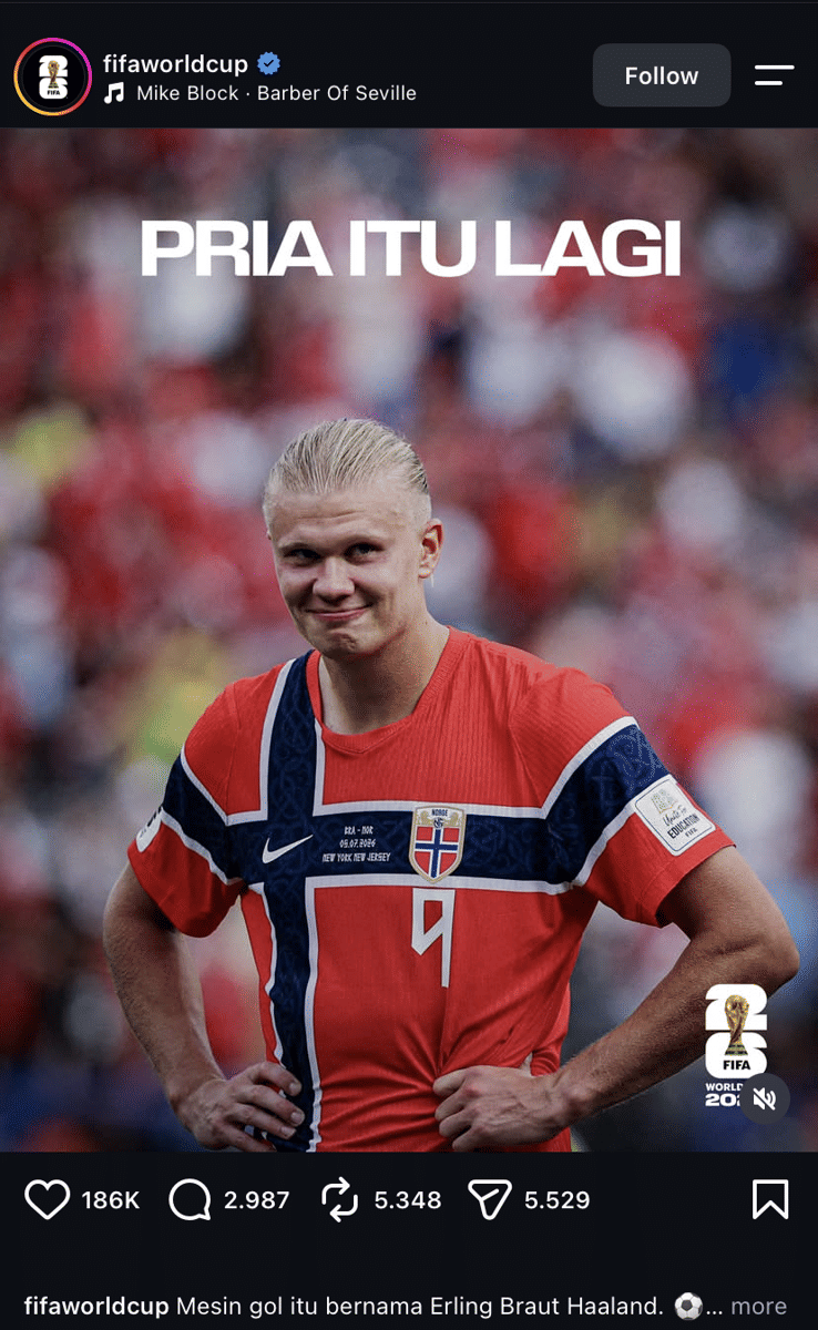 Seorang pemain sepak bola mengenakan seragam tim nasional Norwegia berwarna merah dengan desain salib biru di lapangan.